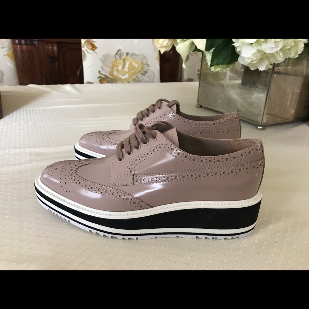 Prada woman's shoes. - Picture 2 of 4